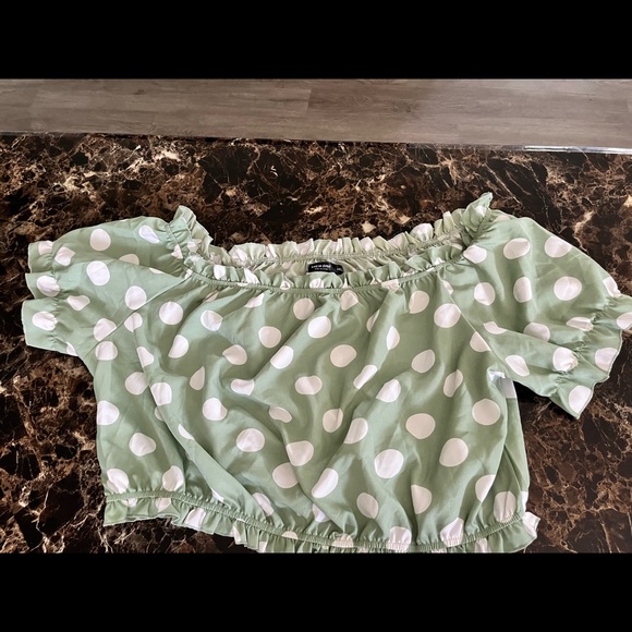 🎉EUC🎉Women’s Short Sleeve Pull Over Crop🎉 - Picture 2 of 5